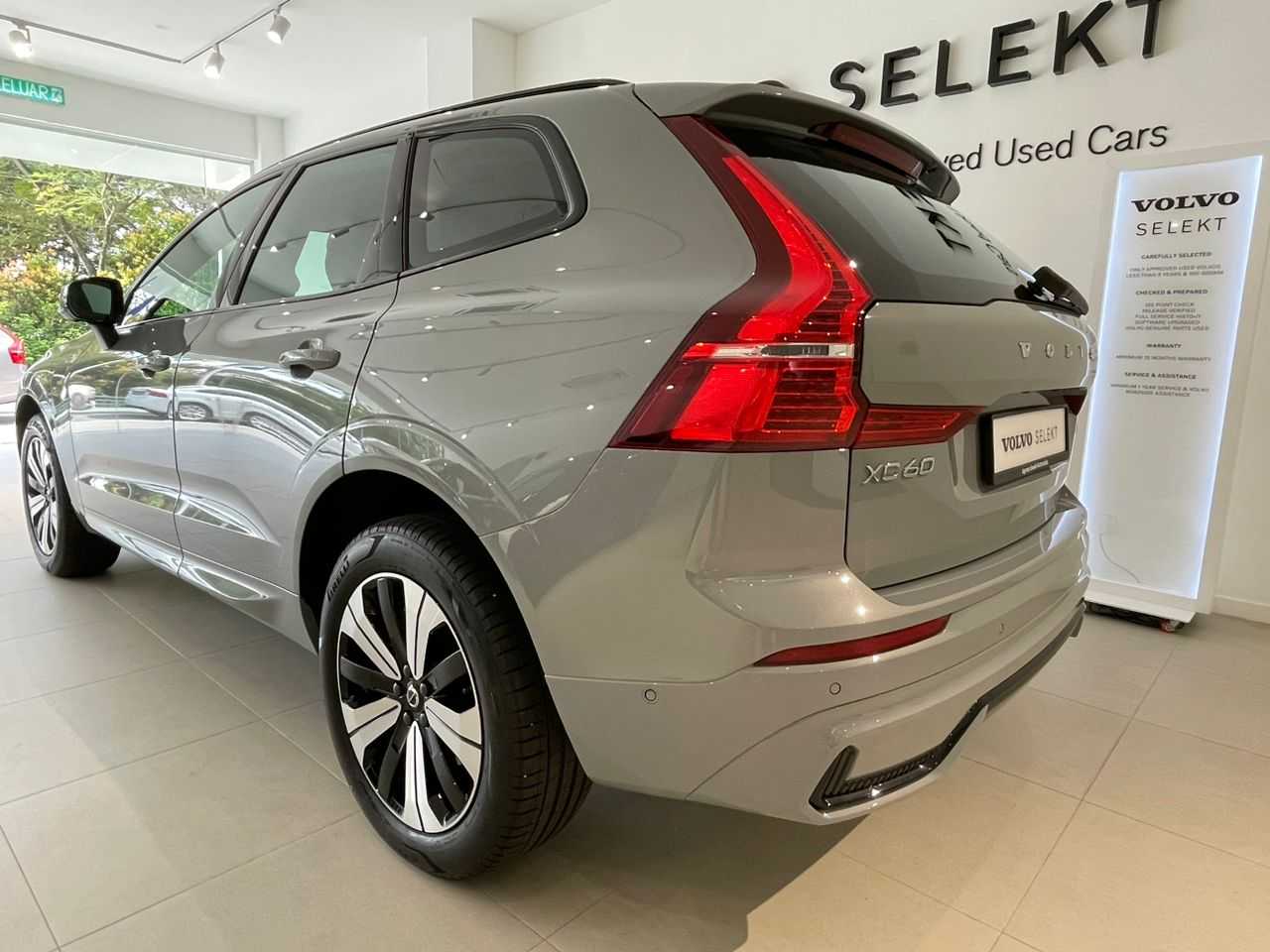 Volvo  XC60 Recharge Ultimate, T8 AWD plug-in hybrid, Electric/Petrol, Dark