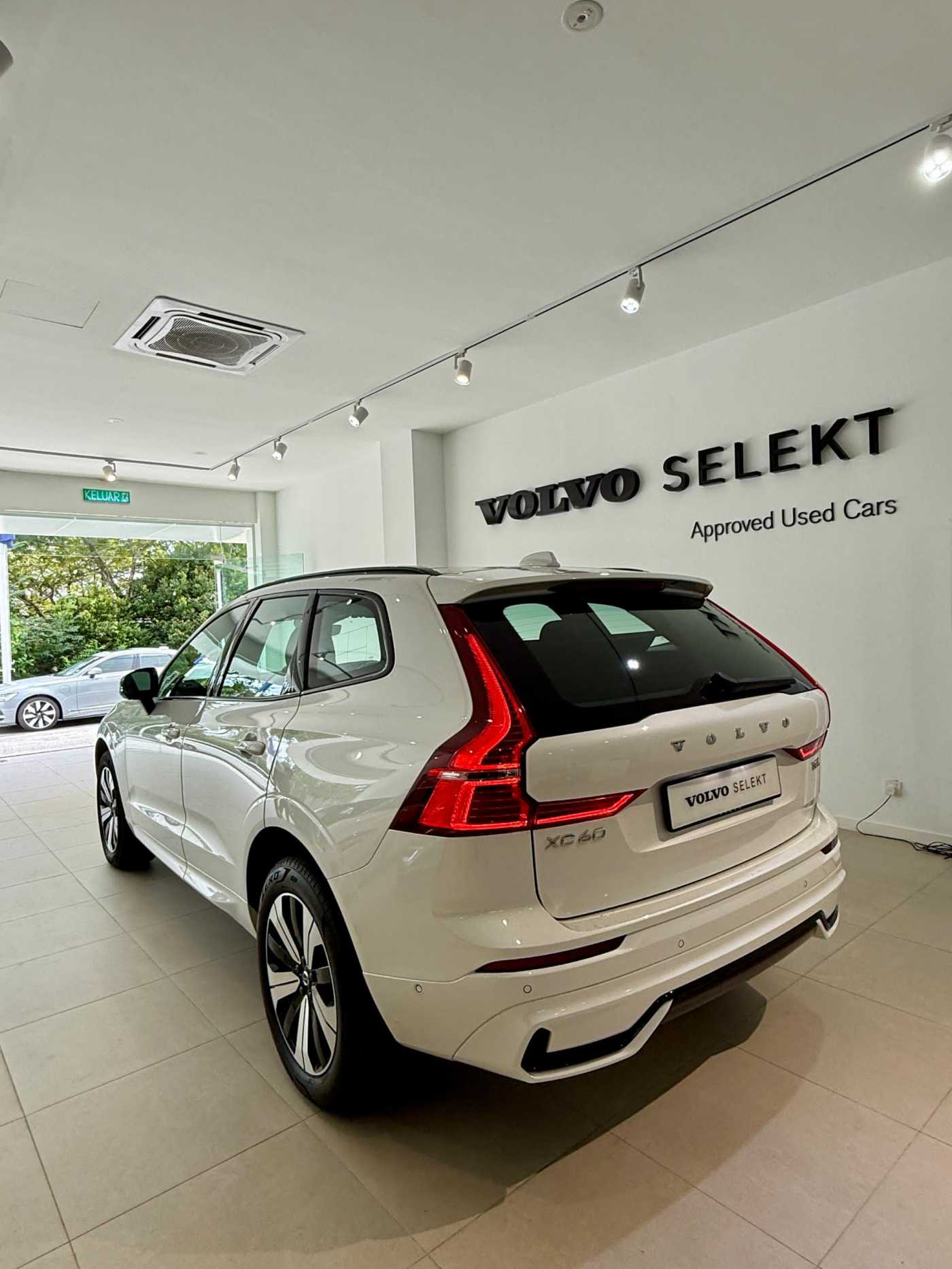 Volvo  XC60 Ultra, T8 AWD Plug-in hybrid, Electric/Petrol, Dark