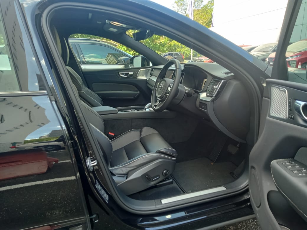 Volvo  XC60 Ultra, T8 AWD Plug-in hybrid, Electric/Petrol, Dark