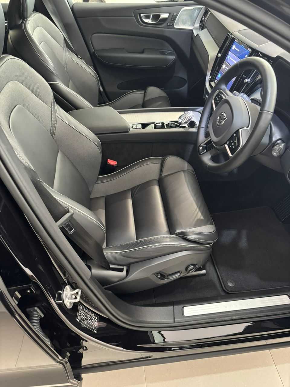 Volvo  Ultra, T8 AWD Plug-in hybrid, Electric/Petrol, Dark