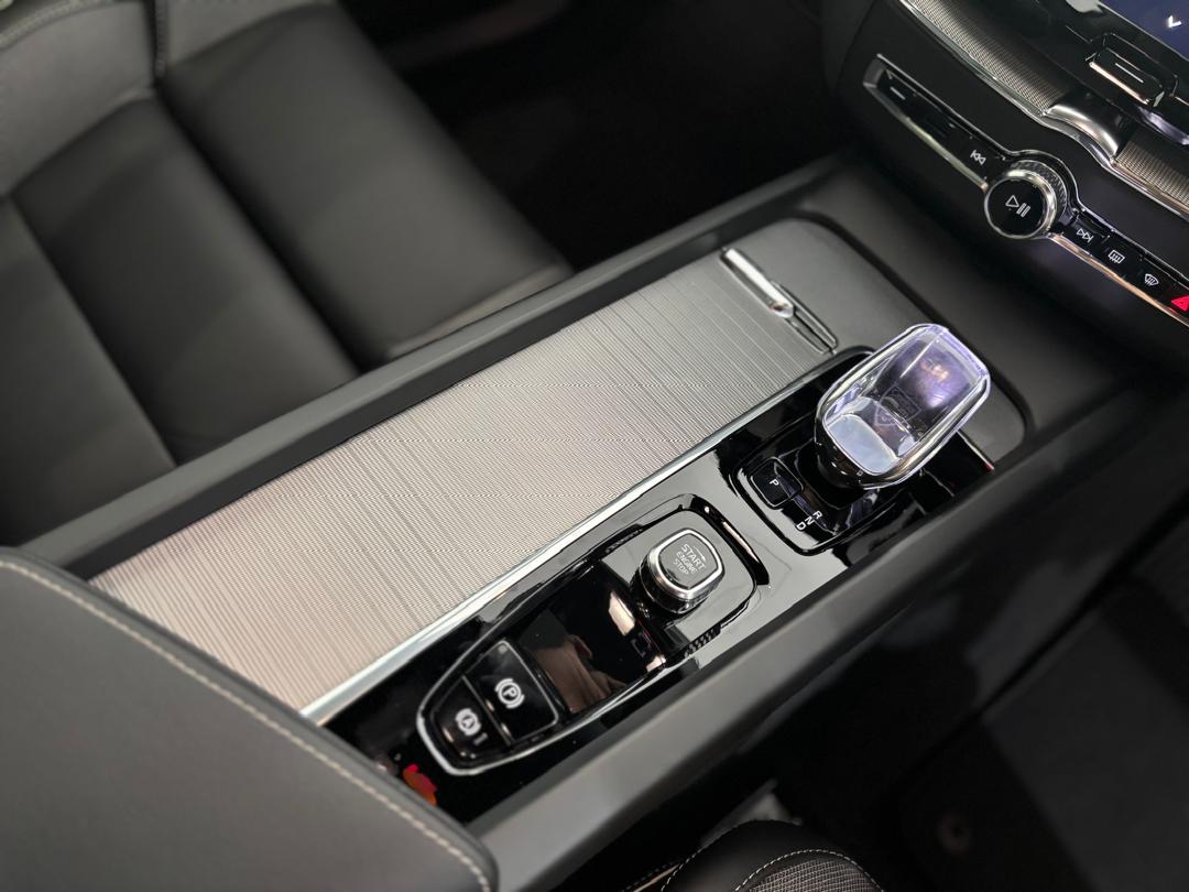 Volvo XC60 Ultra, T8 AWD Plug-in hybrid, Electric/Petrol, Dark