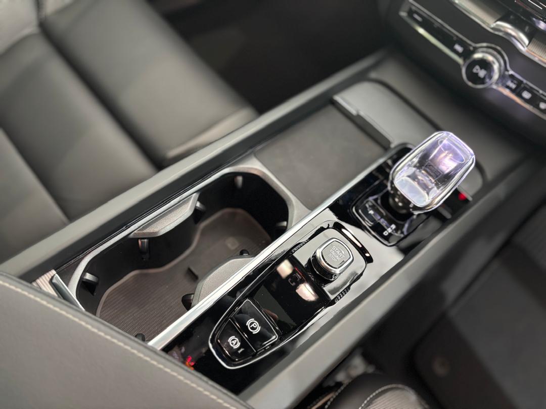 Volvo XC60 Ultra, T8 AWD Plug-in hybrid, Electric/Petrol, Dark