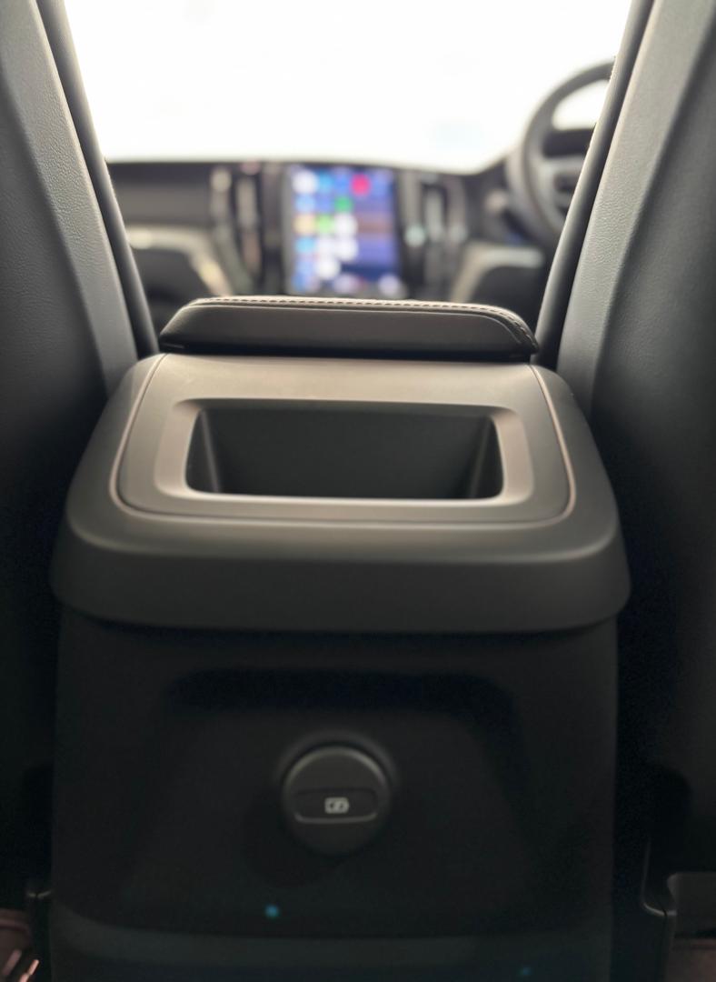 Volvo XC60 Ultra, T8 AWD Plug-in hybrid, Electric/Petrol, Dark