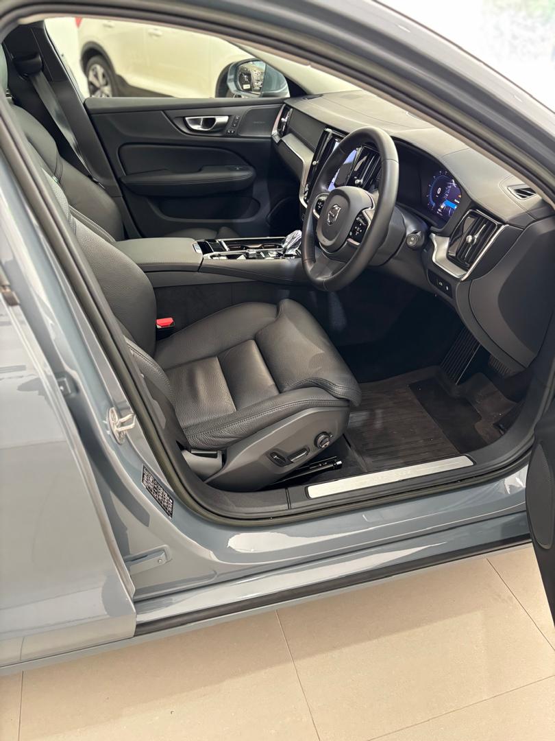 Volvo  V60 Recharge Ultimate, T8 , Electric/Petrol, Bright