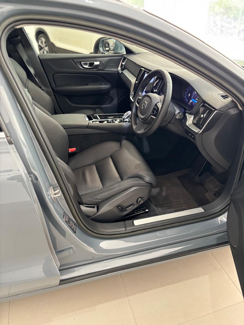 Volvo  V60 Recharge Ultimate, T8 , Electric/Petrol, Bright