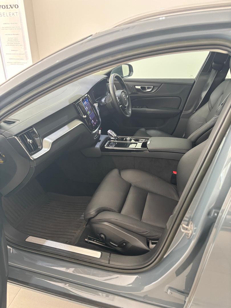 Volvo  V60 Recharge Ultimate, T8 , Electric/Petrol, Bright