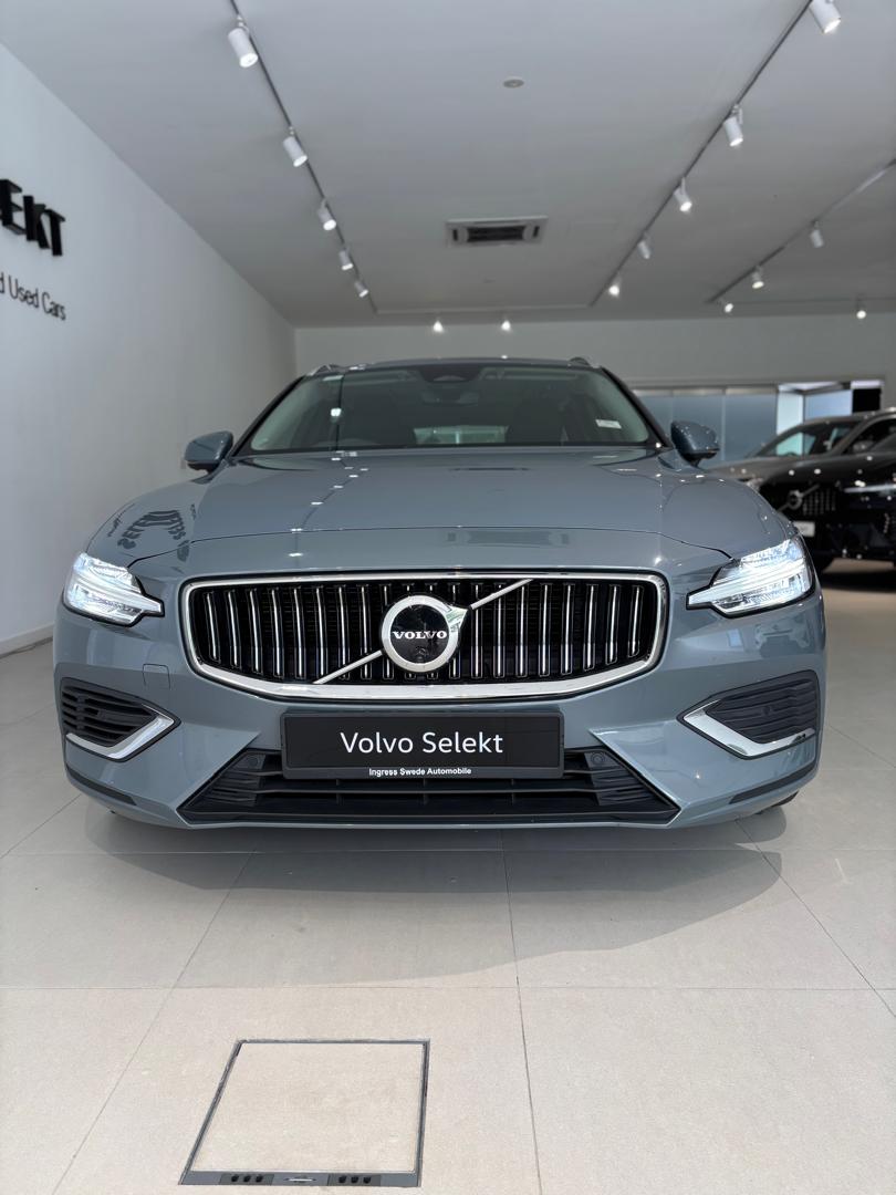 Volvo  V60 Recharge Ultimate, T8 , Electric/Petrol, Bright