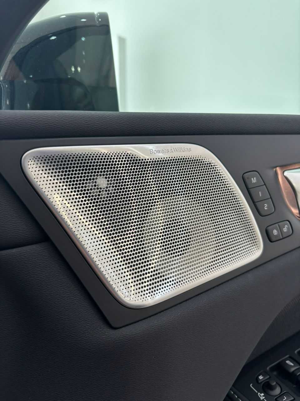 Volvo  XC60 Ultra, T8 AWD Plug-in hybrid, Electric/Petrol, Dark