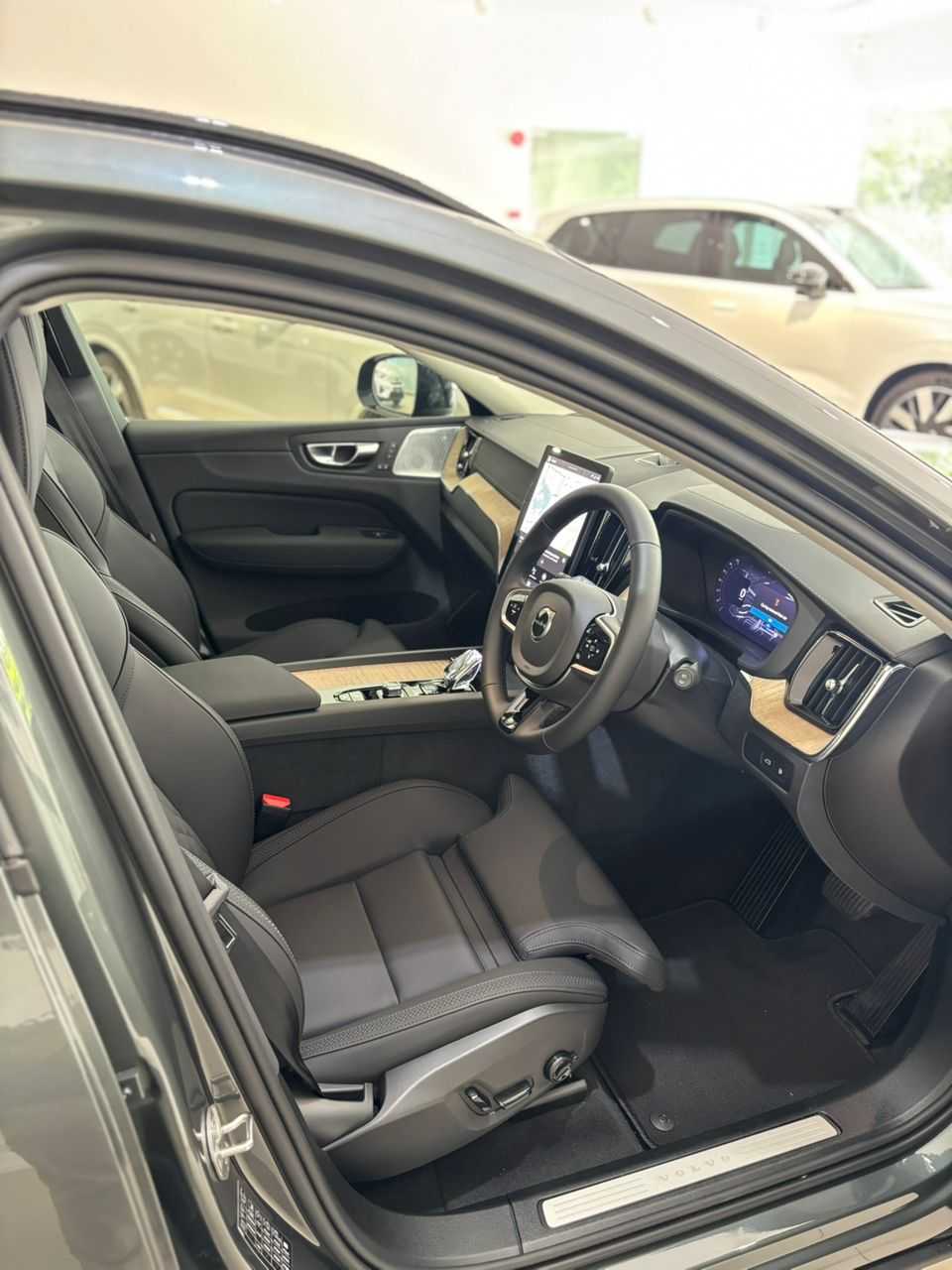 Volvo  XC60 Ultra, T8 AWD Plug-in hybrid, Electric/Petrol, Dark