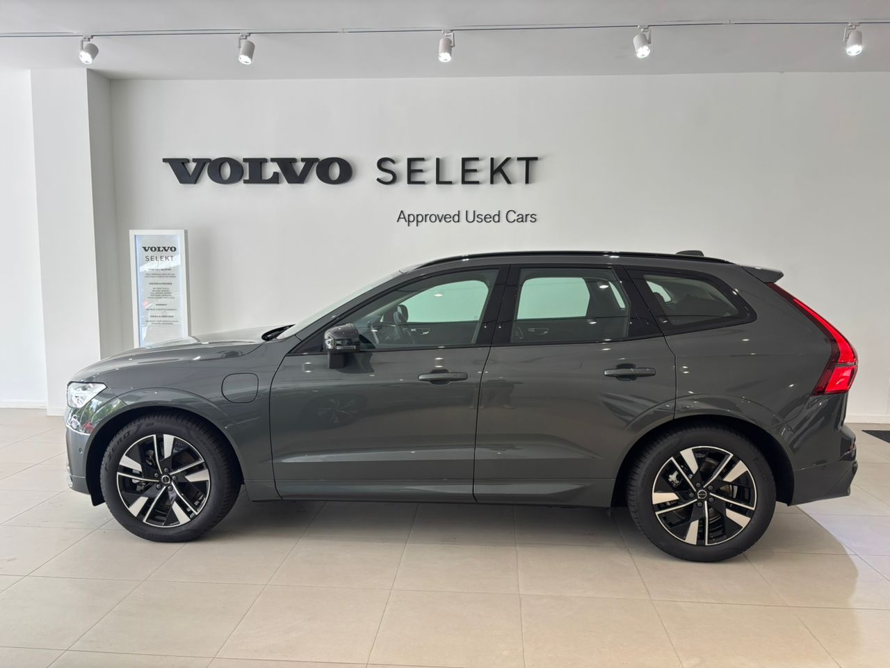 Volvo  XC60 Ultra, T8 AWD Plug-in hybrid, Electric/Petrol, Dark