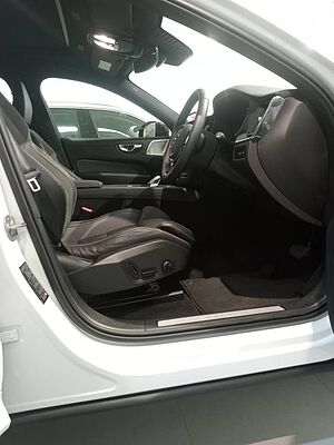 Volvo  XC60 Ultra, T8 AWD Plug-in hybrid, Electric/Petrol, Dark