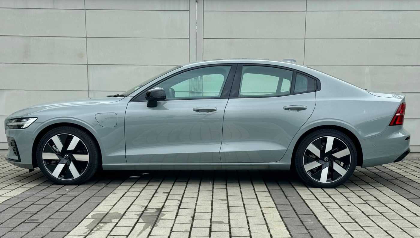 Volvo  S60 Recharge Plus, T8 AWD Plug-in hybrid, Electric/Petrol, Dark