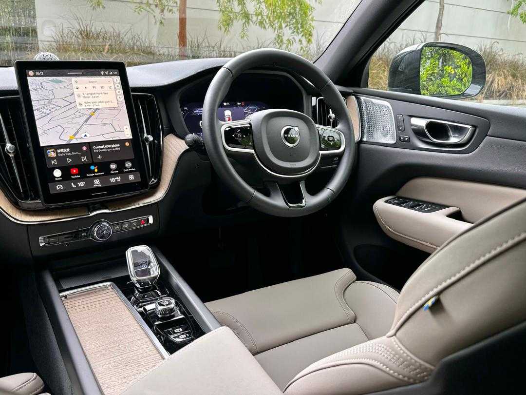 Volvo  XC60 Ultra, T8 AWD Plug-in hybrid, Electric/Petrol, Dark