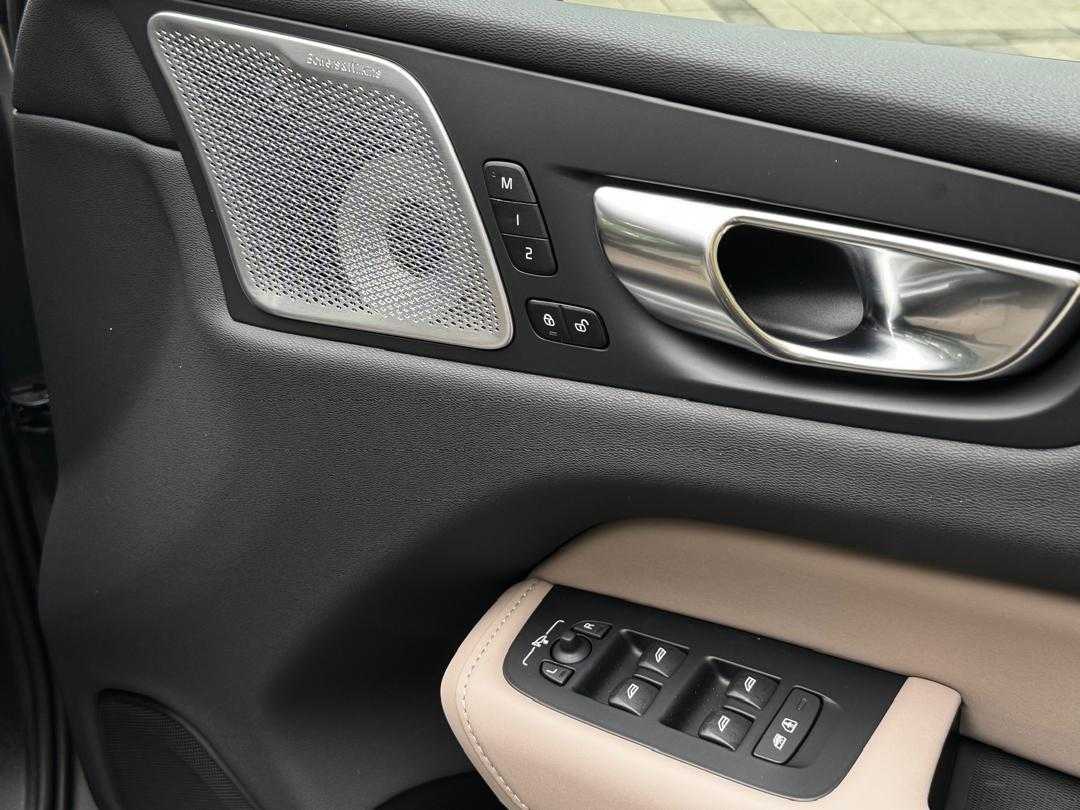 Volvo XC60 Ultra, T8 AWD Plug-in hybrid, Electric/Petrol, Dark
