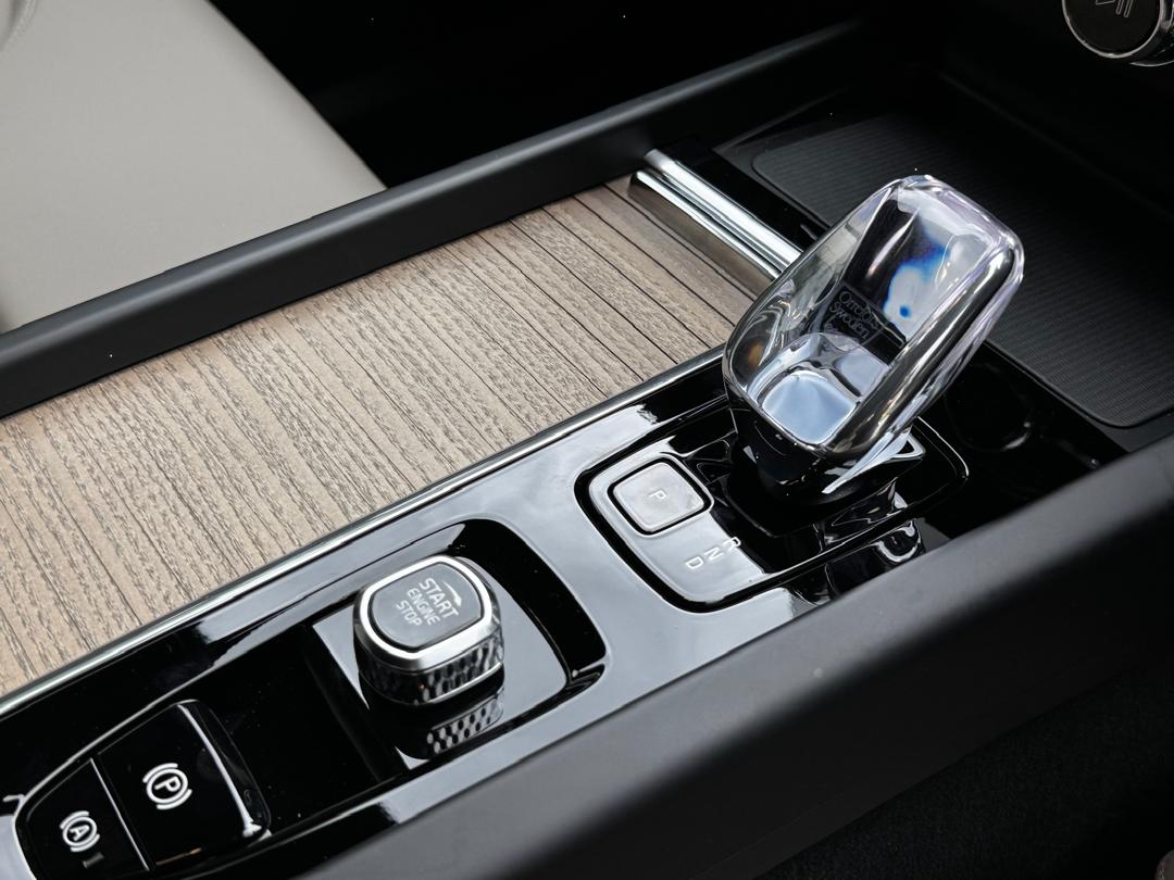 Volvo  XC60 Ultra, T8 AWD Plug-in hybrid, Electric/Petrol, Dark