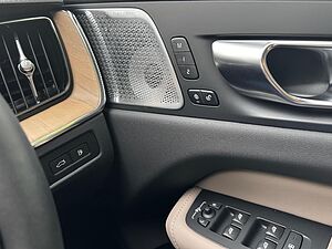 Volvo  XC60 Ultra, T8 AWD Plug-in hybrid, Electric/Petrol, Dark