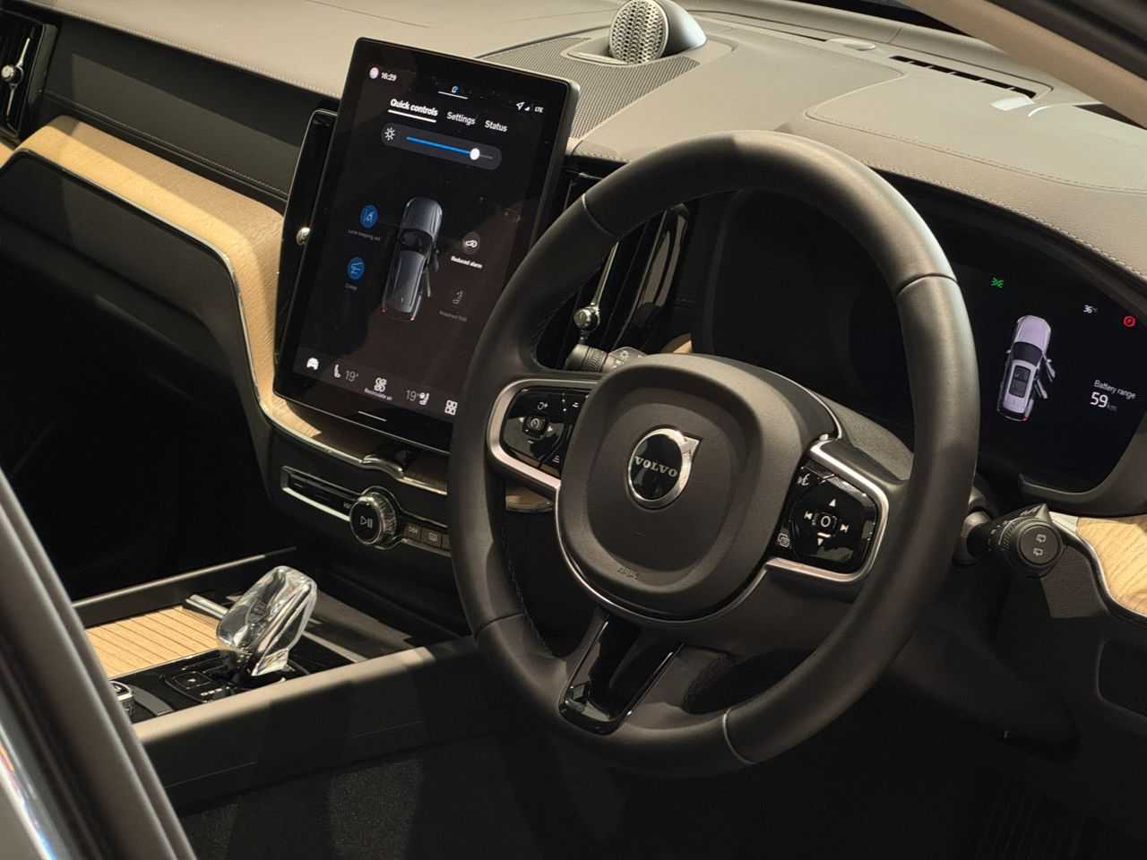 Volvo XC60 Ultra, T8 AWD Plug-in hybrid, Electric/Petrol, Dark