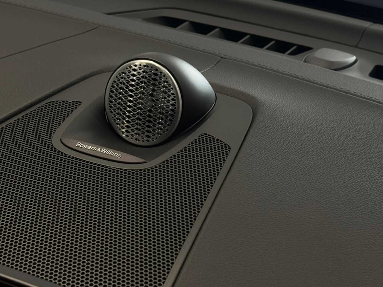 Volvo XC60 Ultra, T8 AWD Plug-in hybrid, Electric/Petrol, Dark