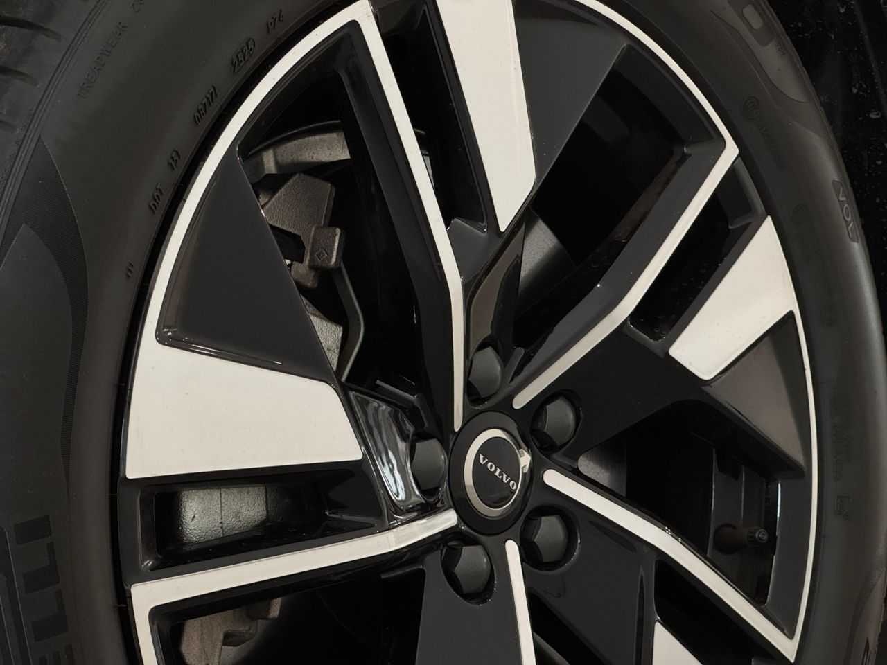 Volvo XC60 Ultra, T8 AWD Plug-in hybrid, Electric/Petrol, Dark