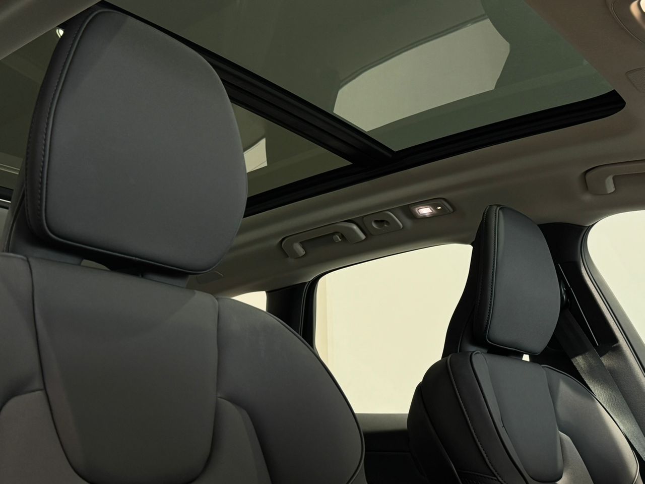 Volvo XC60 Ultra, T8 AWD Plug-in hybrid, Electric/Petrol, Dark