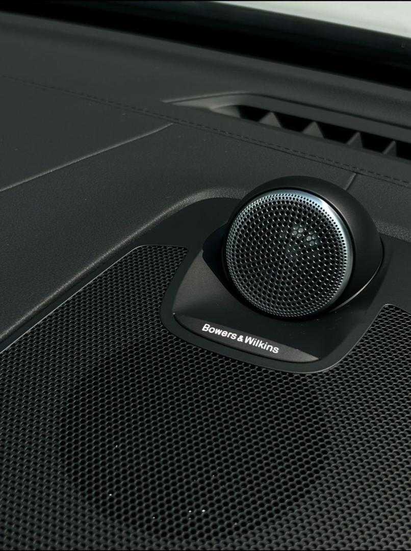 Volvo  XC60 Recharge Ultimate, T8 AWD Plug-in hybrid, Electric/Petrol, Dark