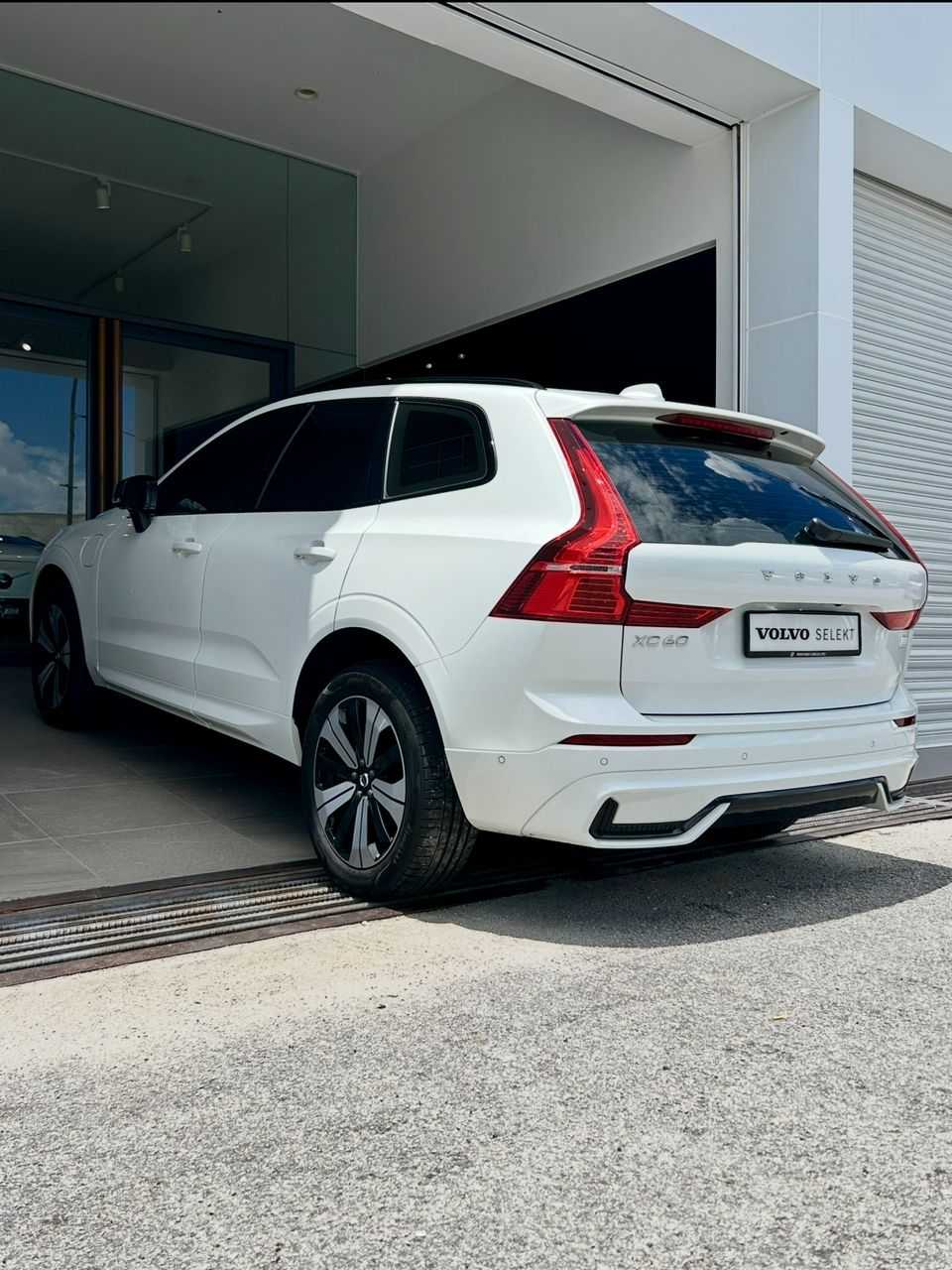 Volvo XC60 Recharge Ultimate, T8 AWD Plug-in hybrid, Electric/Petrol, Dark
