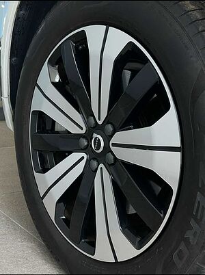 Volvo XC60 Recharge Ultimate, T8 AWD Plug-in hybrid, Electric/Petrol, Dark