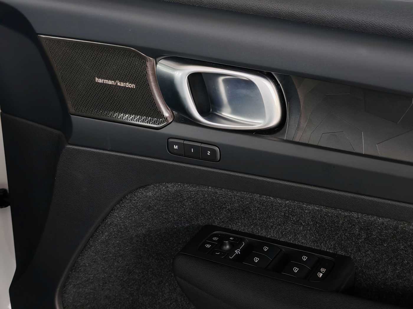 Volvo  XC40 Plus, B5 AWD Mild hybrid, Petrol, Dark