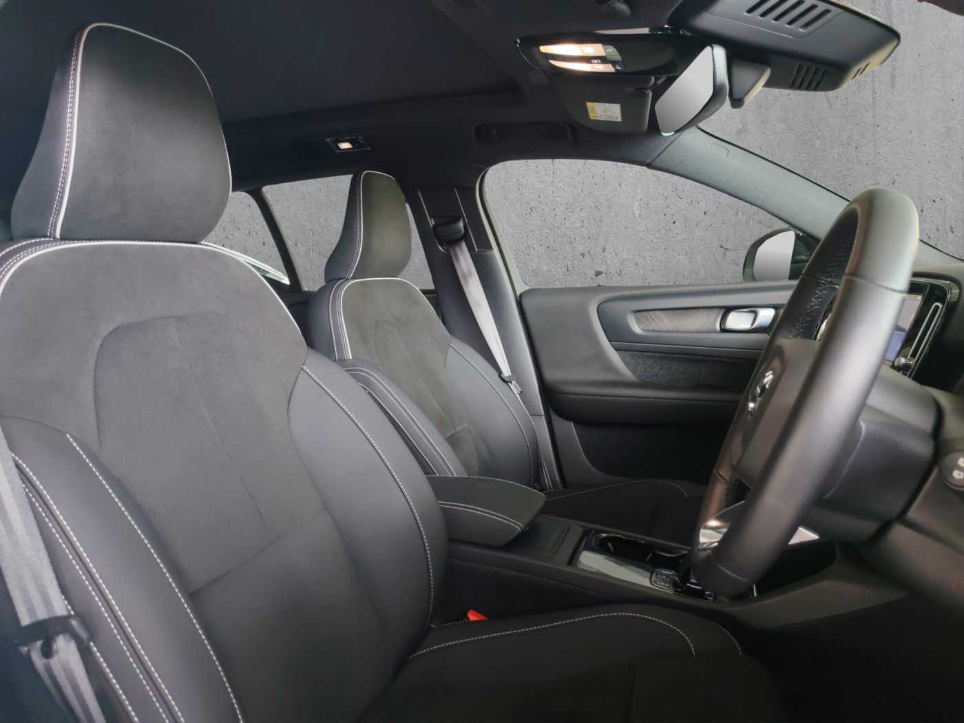 Volvo  XC40 Plus, B5 AWD Mild hybrid, Petrol, Dark