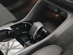 Volvo  XC40 Plus, B5 AWD Mild hybrid, Petrol, Dark